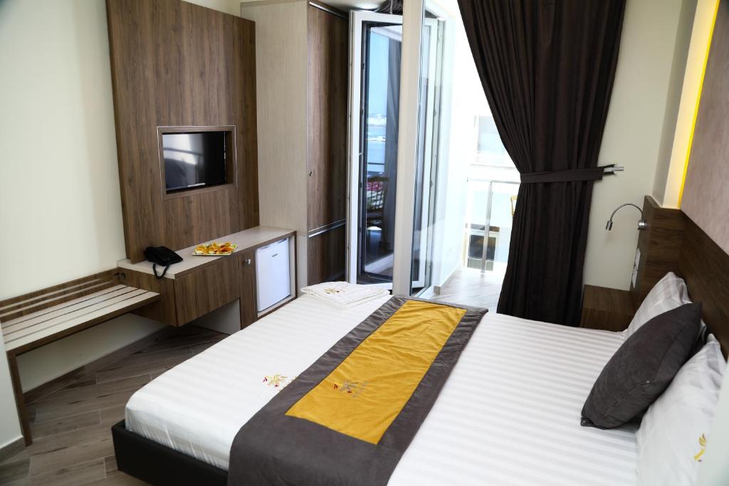 Deluxe Double Room with Side Sea View