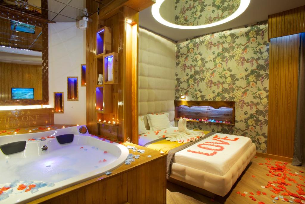 Deluxe Suite with Spa Bath
